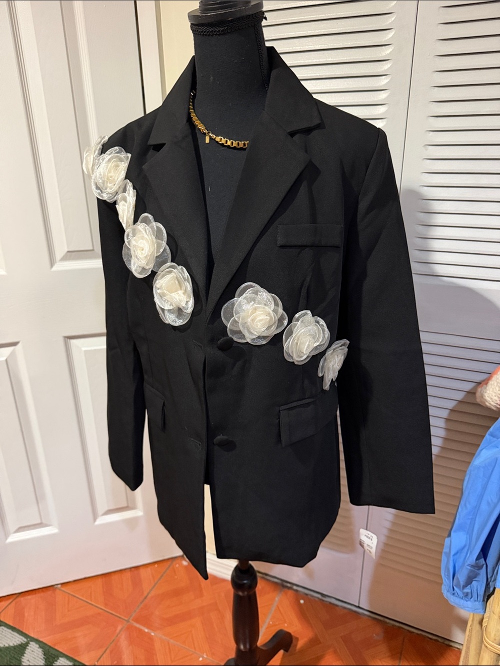 Black Blazer with White Floral Appliqué
Sleeve23 length27